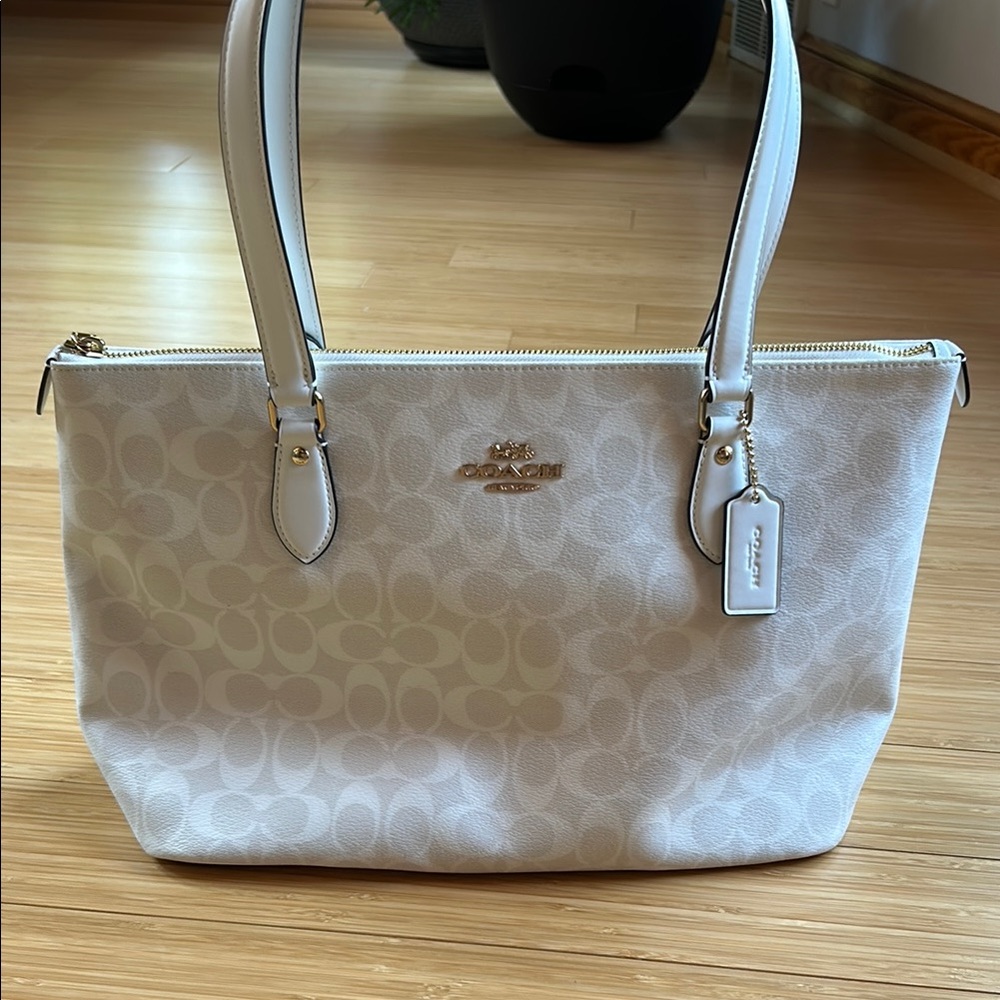 Coach White Leather Tote Bag with Signature Design C187